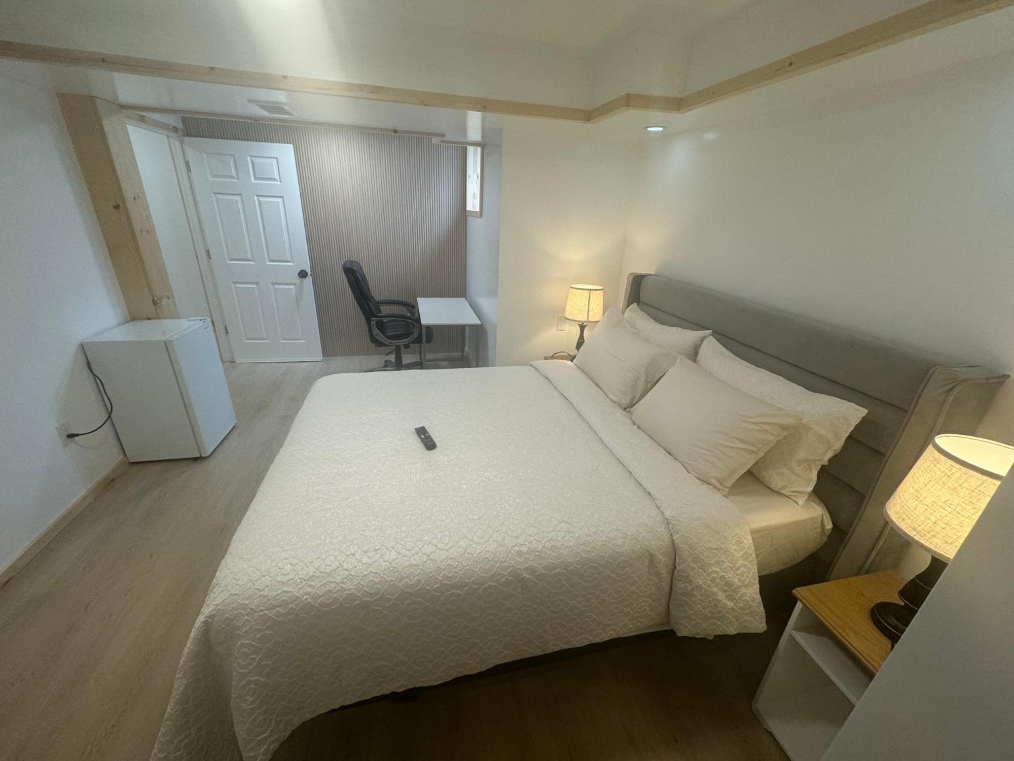 Private Entrance, Private Bathroom, Bedroom And Workspace Ottawa Zewnętrze zdjęcie