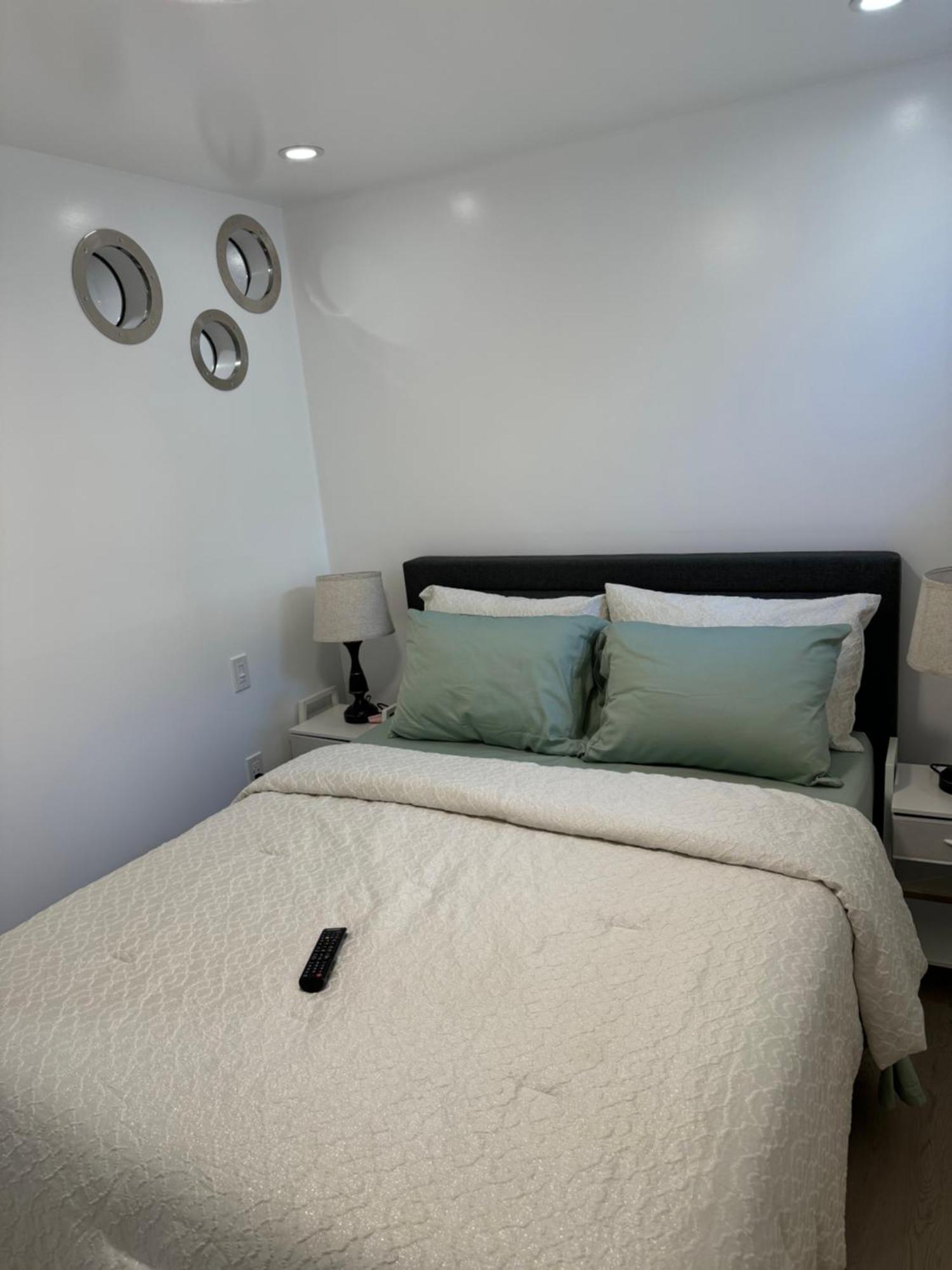 Private Entrance, Private Bathroom, Bedroom And Workspace Ottawa Zewnętrze zdjęcie